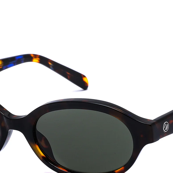 Complementando o look, os óculos escuros modelo Lea, da Zerezes, custam R$ 595 e trazem uma proposta vintage e versátil, com design pequeno e elegante, ideal para rostos de tamanho médio a pequeno