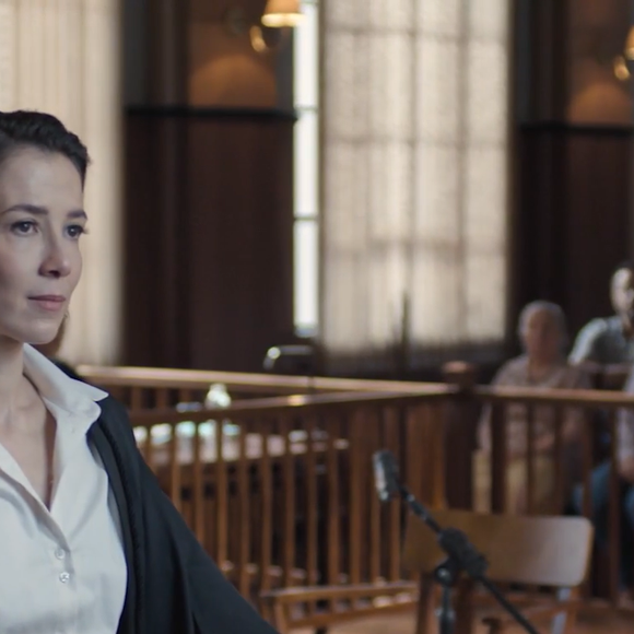 Neste fim de semana, maratonei 'Habeas Corpus', série da Netflix que, nesta segunda-feira (28), ocupa o Top 1 do Brasil no streaming, e fiquei apaixonada pelo cabelo de Marjorie Estiano. Segundo a proposta do wet beach waves, gel e gloss capilar ajudam a criar fios brilhantes, ondas desestruturadas e um efeito de cabelo molhado perfeito para a Primavera