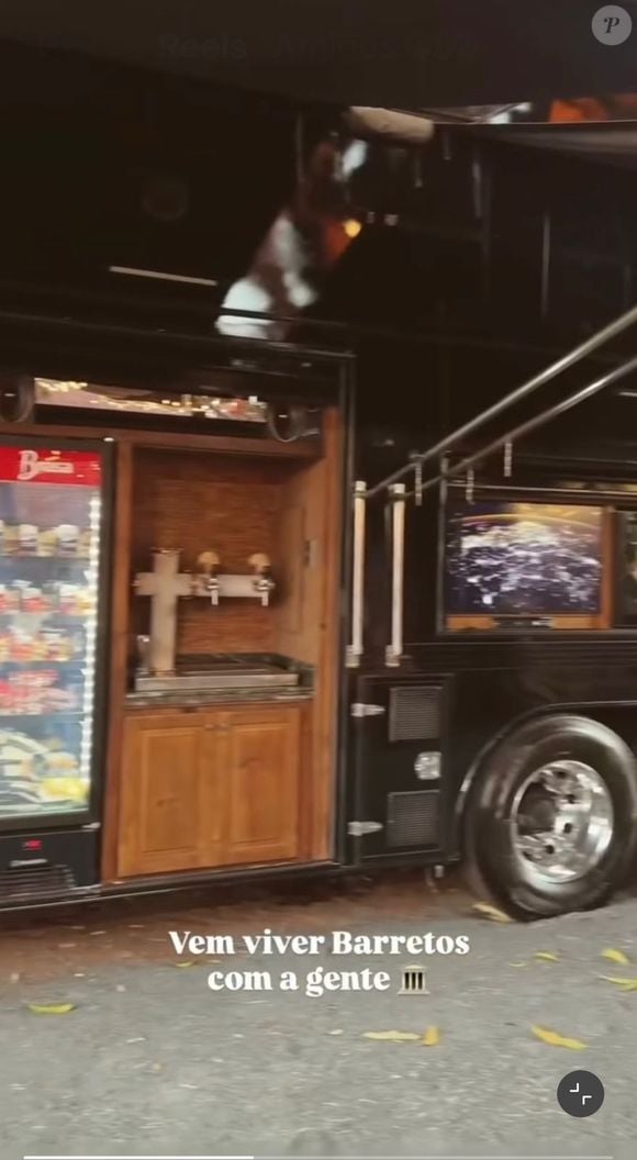 A área externa do motorhome de Gusttavo Lima também chama atenção pela estrutura montada para a família, com televisão, chopeira, geladeira para bebidas e cozinha externa