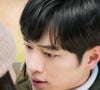 Na cidade, ela reencontra Im Eun-seop, um amigo da adolescência que agora administra uma livraria