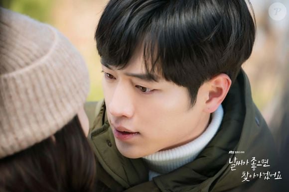 Na cidade, ela reencontra Im Eun-seop, um amigo da adolescência que agora administra uma livraria