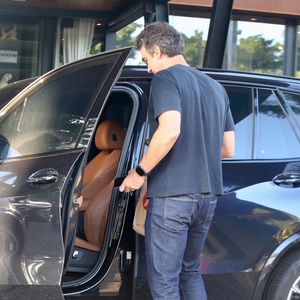 Após se despedir, Tadeu Schmidt seguiu sozinho para o trabalho