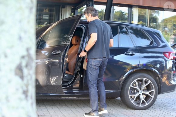 Após se despedir, Tadeu Schmidt seguiu sozinho para o trabalho