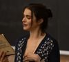 O bonitão desperta a atenção de uma professora de inglês sem rumo, que se apaixona por ele