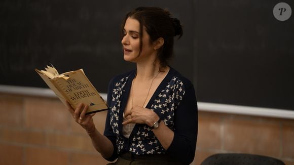 O bonitão desperta a atenção de uma professora de inglês sem rumo, que se apaixona por ele
