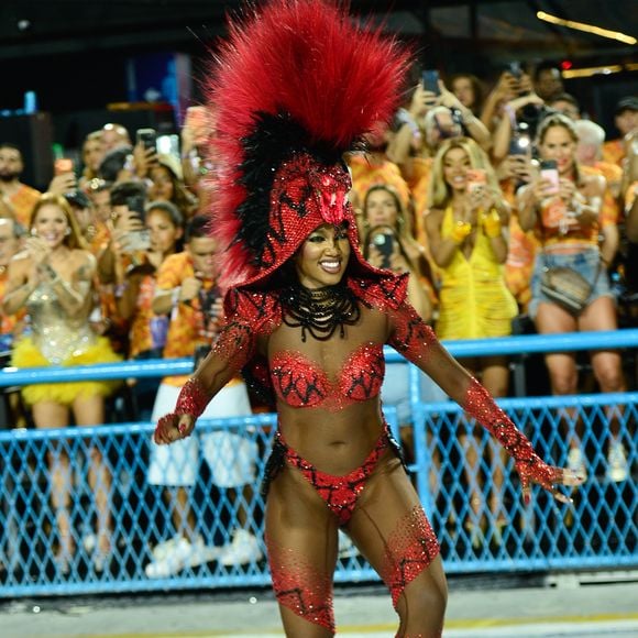 Iza usou uma fantasia de serpente