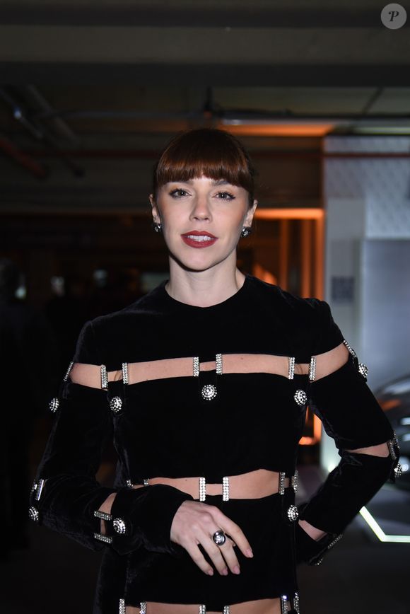 Alice Wegmann ousou com vestido de recortes estratégicos e roubou olhares no evento fashion
