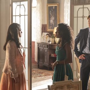 Resumo da novela 'Garota do Momento': Arrependida, Bia decide pedir perdão a Beto.