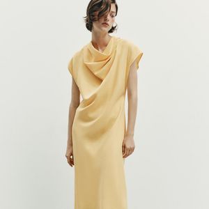 O amarelo surge como ponto de luz nos looks da estação neste vestido midi confeccionado com mistura de modal