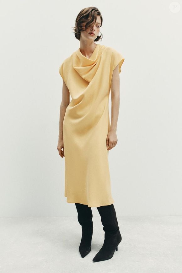 O amarelo surge como ponto de luz nos looks da estação neste vestido midi confeccionado com mistura de modal