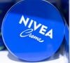 Cabeleireiros e especialistas em saúde capilar concordam: 'O creme Nivea do pote azul é um ótimo aliado para cabelos secos, mas não para os oleosos, que acumulam muitos resíduos'