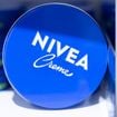 Cabeleireiros e especialistas em saúde capilar concordam: 'O creme Nivea do pote azul é um ótimo aliado para cabelos secos, mas não para os oleosos, que acumulam muitos resíduos'
