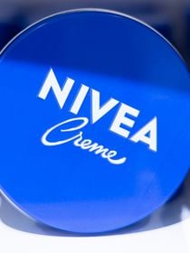 Cabeleireiros e especialistas em saúde capilar concordam: 'O creme Nivea do pote azul é um ótimo aliado para cabelos secos, mas não para os oleosos, que acumulam muitos resíduos'