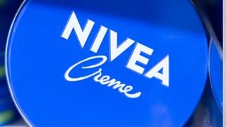 Cabeleireiros e especialistas em saúde capilar concordam: 'O creme Nivea do pote azul é um ótimo aliado para cabelos secos, mas não para os oleosos, que acumulam muitos resíduos'