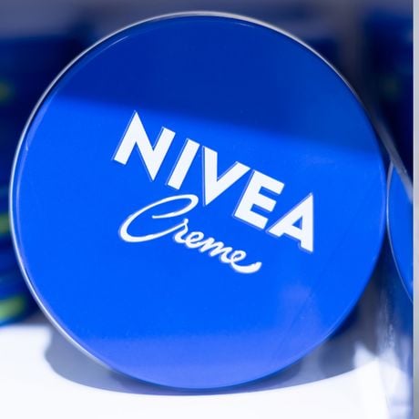 Cabeleireiros e especialistas em saúde capilar concordam: 'O creme Nivea do pote azul é um ótimo aliado para cabelos secos, mas não para os oleosos, que acumulam muitos resíduos'