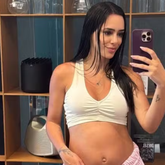 Bruna Biancardi ignora rumores de traição de Neymar e exibe barriga de gravidez da segunda filha com o jogador