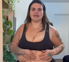 Thais Carla gravou um vídeo em seu canal do YouTube fazendo um 'tour' pelo seu corpo