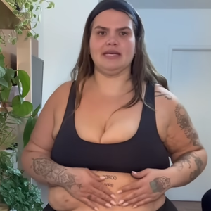 Thais Carla gravou um vídeo em seu canal do YouTube fazendo um 'tour' pelo seu corpo