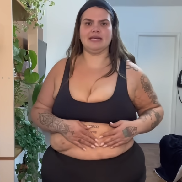 Thais Carla gravou um vídeo em seu canal do YouTube fazendo um 'tour' pelo seu corpo