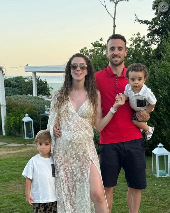 Diogo Jota e a mulher, Rute Cardoso, em foto com dois dos três filhos do casal