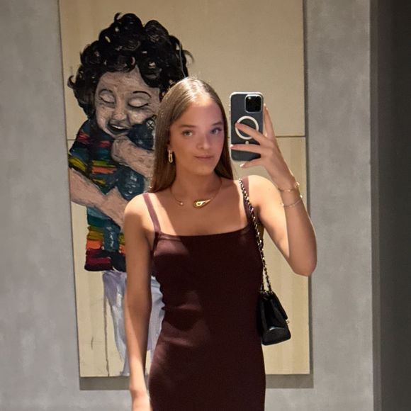 Nesse look, Rafaella Justus usou um vestido básico marrom justo ao corpo, que evidenciou a silhueta. Deixou sua produção bem elegante.