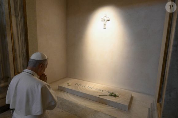Papa Leão XIV orou em frente ao túmulo de seu antecessor e foi clicado em fotos oficiais