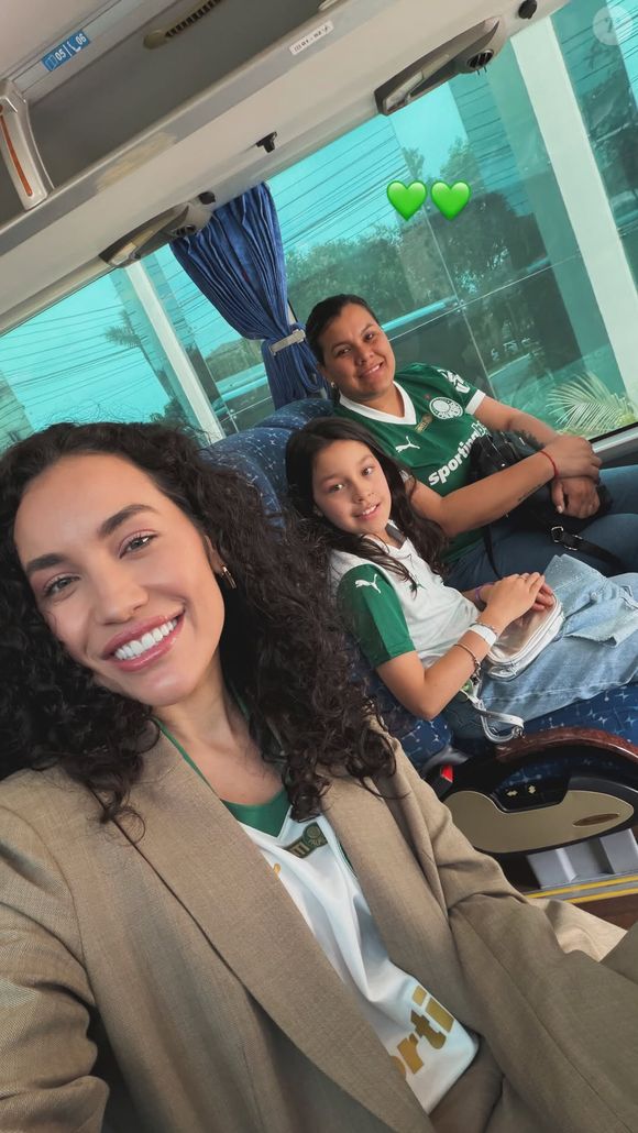 Jazmín Torres, esposa de Gustavo Gomez, do Palmeiras, escolheu um look fashionista ao aliar um blazer com a camiseta do time