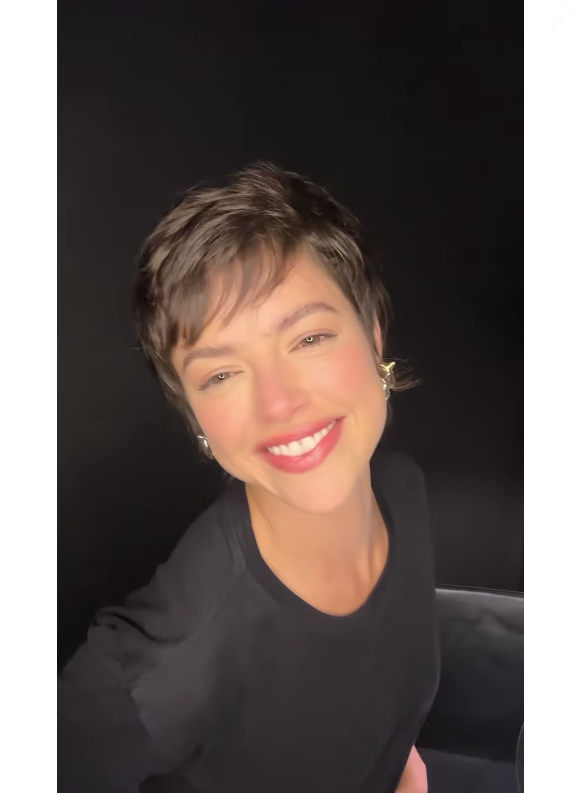 A franjinha reta ou desfiada reapareceu nas passarelas e nos feeds, acompanhada de luzes marcadas ou “money pieces” bem frontais