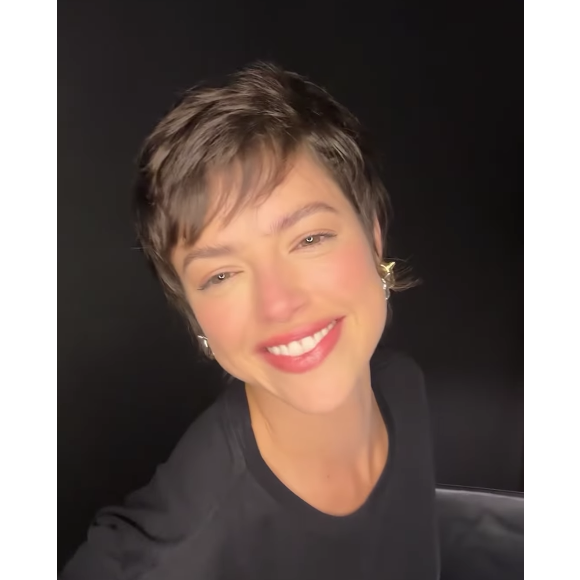 A franjinha reta ou desfiada reapareceu nas passarelas e nos feeds, acompanhada de luzes marcadas ou “money pieces” bem frontais