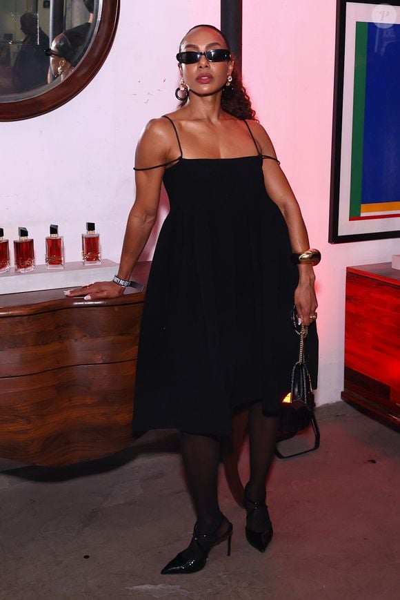 Dandara Mariana não economizou no estilo ao escolher seu look all black para o evento, com alça dupla e comprimento midi