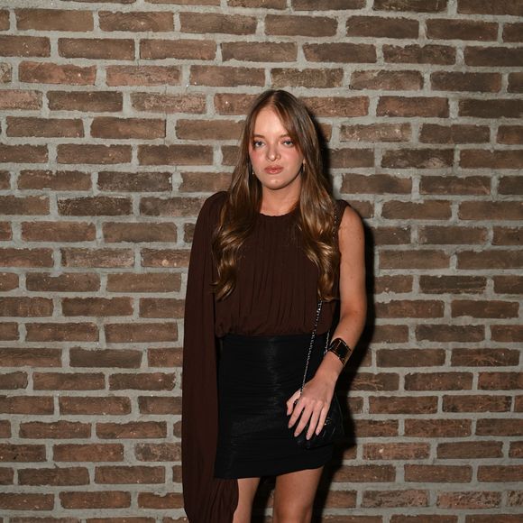 Rafaella Justus apostou em um look elegante de saia preta e uma camisa com manga única comprida