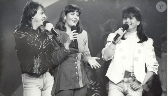 Virgínia Nowicki em foto com Chitãozinho & Xororó nos anos 1990 durante o programa 'Musidisc', no SBT