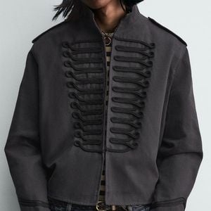 A jaqueta cropped com alamares contrastantes da Zara mistura estética militar, modelagem moderna e detalhes fashionistas em uma peça que custa R$ 629,00