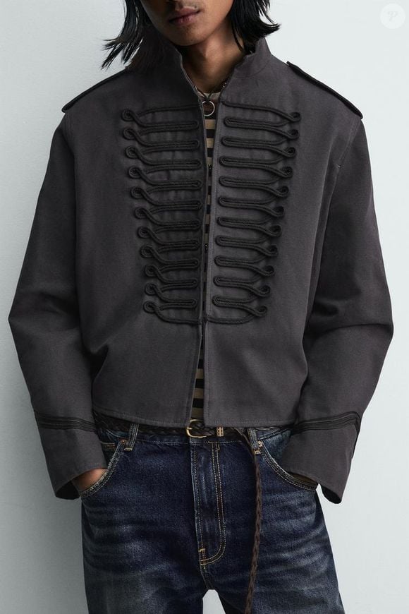 A jaqueta cropped com alamares contrastantes da Zara mistura estética militar, modelagem moderna e detalhes fashionistas em uma peça que custa R$ 629,00