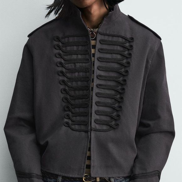 A jaqueta cropped com alamares contrastantes da Zara mistura estética militar, modelagem moderna e detalhes fashionistas em uma peça que custa R$ 629,00