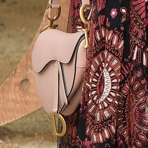 o Chuck Taylor All Star em camurça combina com acessórios em tons terrosos, criando produções boho chic sem esforço