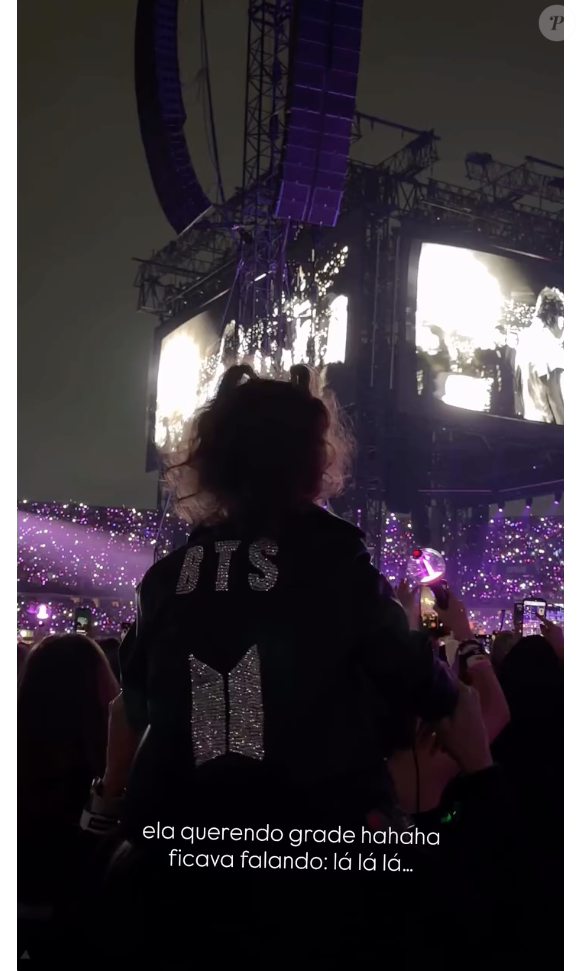 Amanda Kimberlly também mostrou que a filha com Neymar queria estar mais perto do BTS e pediu para ir até a grade