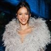 Bruna Marquezine elege vestido grifado cheio de plumas e fenda para evento beneficente em museu de SP. Fotos!