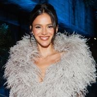 Bruna Marquezine elege vestido grifado cheio de plumas e fenda para evento beneficente em museu de SP. Fotos!