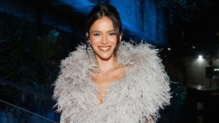 Bruna Marquezine elege vestido grifado cheio de plumas e fenda para evento beneficente em museu de SP. Fotos!
