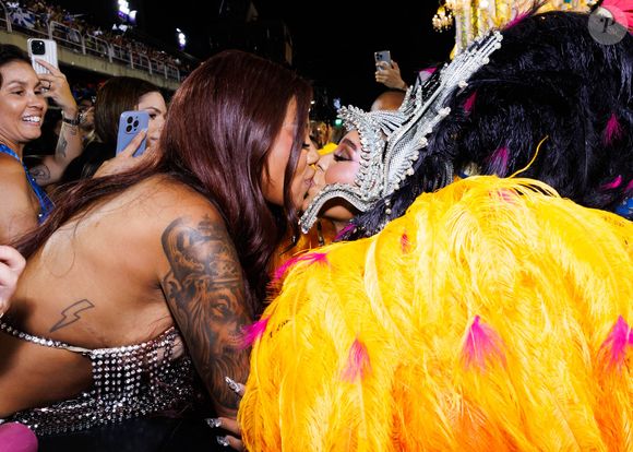 Brunna Gonçalves, grávida da primeira filha, e Ludmilla: beijo durante o desfile da Beija-Flor no Carnaval 2025