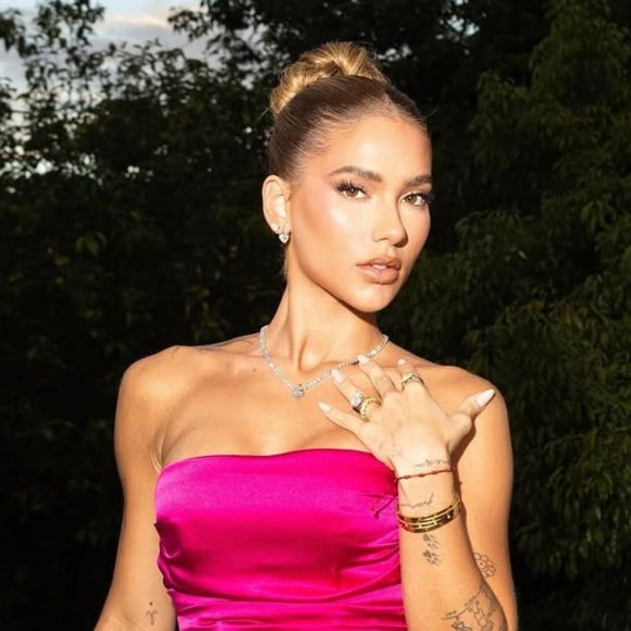 'Pela primeira vez não está brega': vestido de festa rosa de Virginia em casamento de amiga e sócia agita web