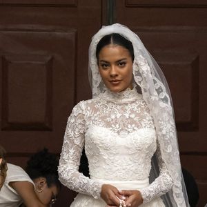 Vestido de noiva de Maria de Fátima em 'Vale Tudo' é do Sandro Barros Atelier.