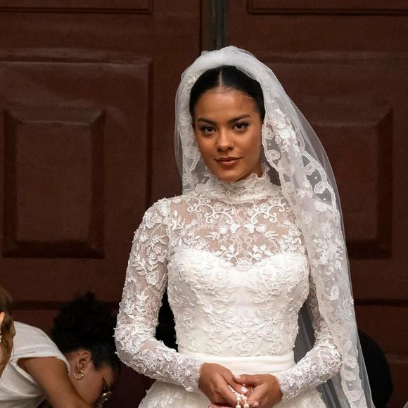 Vestido de noiva de Maria de Fátima em 'Vale Tudo' é do Sandro Barros Atelier.