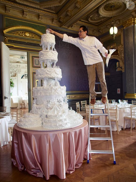Bolo do casamento de Elisa Zarzur e Alexandre Negrão: ingredientes ocuparam mais de 20 malas despachadas do Brasil para a França