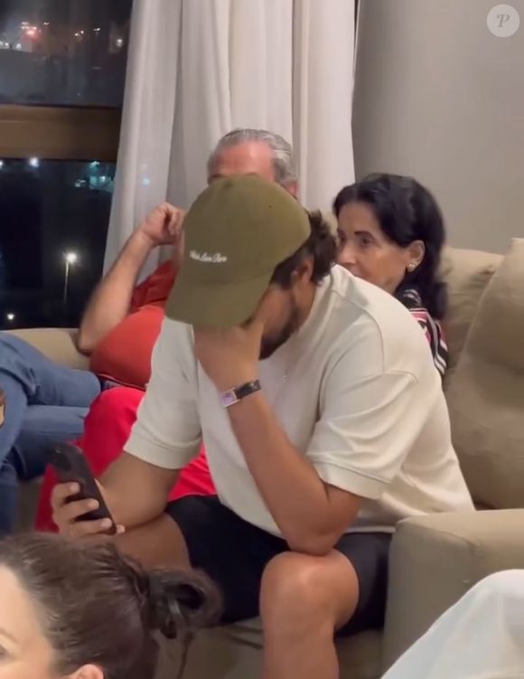 Renato Góes chora ao esperar resultado de 'A Fazenda 16'