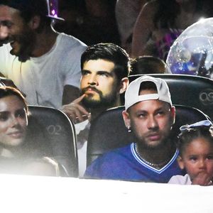 Em clima de família, Neymar aparece com Bruna Biancardi e as filhas durante noite especial no Circo Stankowich