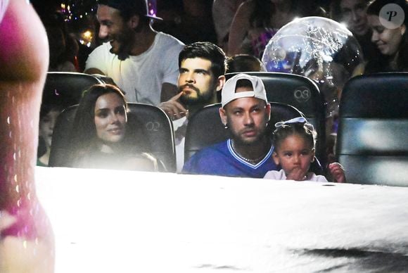 Em clima de família, Neymar aparece com Bruna Biancardi e as filhas durante noite especial no Circo Stankowich