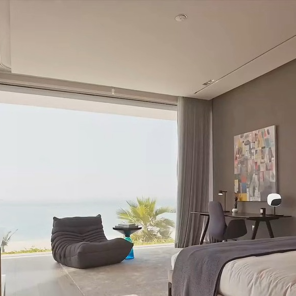 Com arquitetura futurista e localização estratégica, a Jumeirah Bay Island se consolidou como um dos principais símbolos de ostentação em Dubai; na imagem o interior de uma das mansões