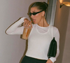 Hailey Bieber está usando o modelo de tênis mais elegante do verão, o New Balance 9060, perfeito para looks de escritório após recesso de fim de ano